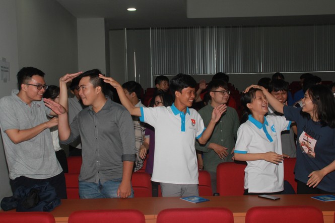 Thủ khoa sảng khoái trải nghiệm trước lúc nhận học bổng - ảnh 1
