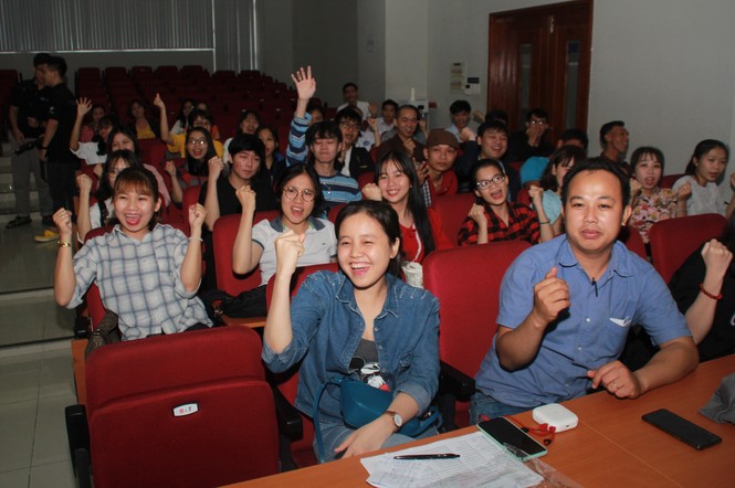 Thủ khoa sảng khoái trải nghiệm trước lúc nhận học bổng - ảnh 3