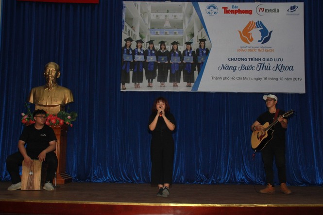 Thủ khoa sảng khoái trải nghiệm trước lúc nhận học bổng - ảnh 8