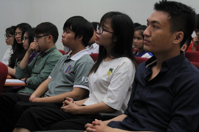 Thủ khoa sảng khoái trải nghiệm trước lúc nhận học bổng - ảnh 7