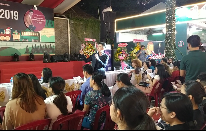 Lung linh ấm áp những cung đường góc phố Sài Gòn trước thềm Giáng sinh - ảnh 10