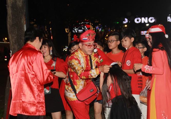 MC Thanh Bạch nhảy múa Giáng sinh tưng bừng, gây 'náo loạn' đường phố - ảnh 1