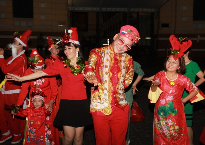 MC Thanh Bạch nhảy múa Giáng sinh tưng bừng, gây 'náo loạn' đường phố - ảnh 6