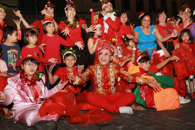 MC Thanh Bạch nhảy múa Giáng sinh tưng bừng, gây 'náo loạn' đường phố - ảnh 13