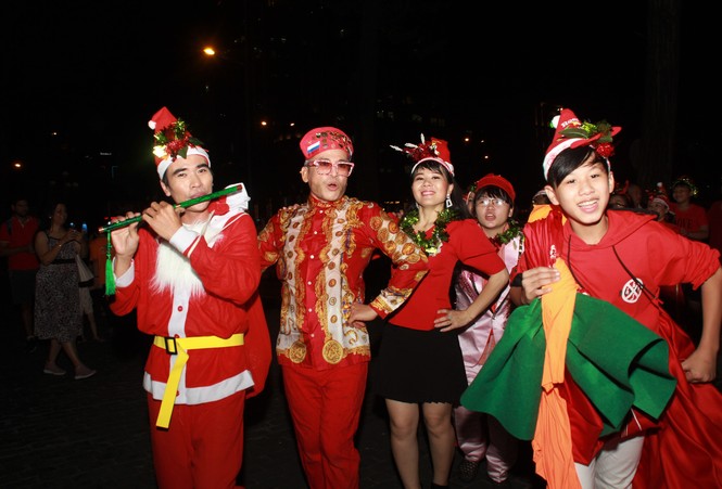 MC Thanh Bạch nhảy múa Giáng sinh tưng bừng, gây 'náo loạn' đường phố - ảnh 10