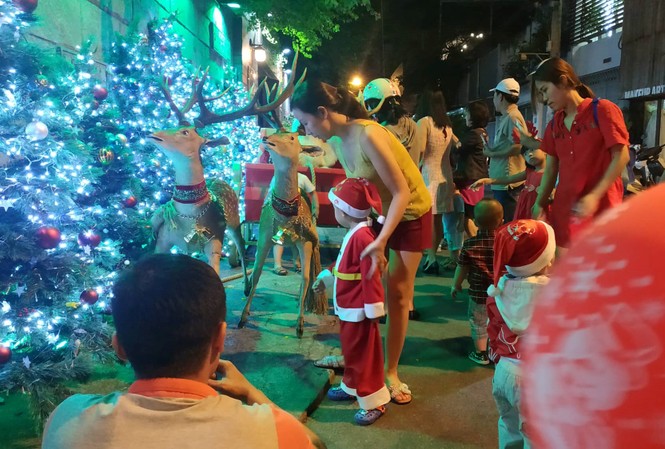 Bố mẹ đưa con đến check-in ở biệt thự lộng lẫy của Đàm Vĩnh Hưng đêm Noel - ảnh 4