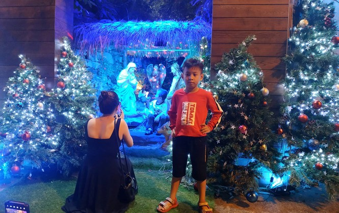 Bố mẹ đưa con đến check-in ở biệt thự lộng lẫy của Đàm Vĩnh Hưng đêm Noel - ảnh 3