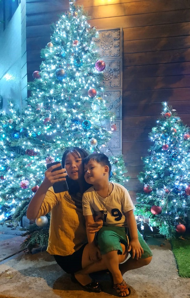 Bố mẹ đưa con đến check-in ở biệt thự lộng lẫy của Đàm Vĩnh Hưng đêm Noel - ảnh 7