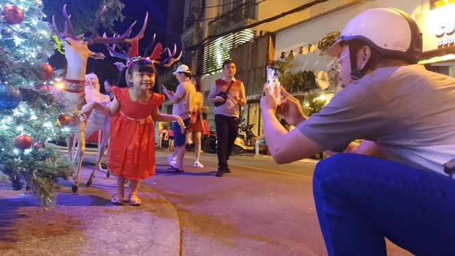Bố mẹ đưa con đến check-in ở biệt thự lộng lẫy của Đàm Vĩnh Hưng đêm Noel - ảnh 5