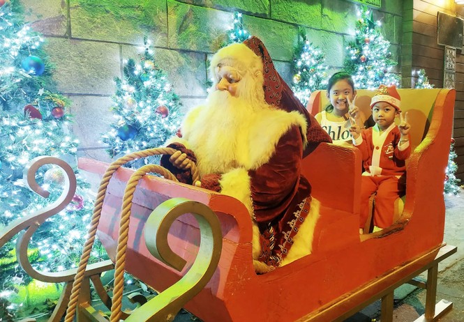 Bố mẹ đưa con đến check-in ở biệt thự lộng lẫy của Đàm Vĩnh Hưng đêm Noel - ảnh 2
