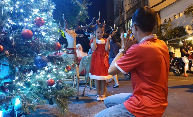 Bố mẹ đưa con đến check-in ở biệt thự lộng lẫy của Đàm Vĩnh Hưng đêm Noel - ảnh 6