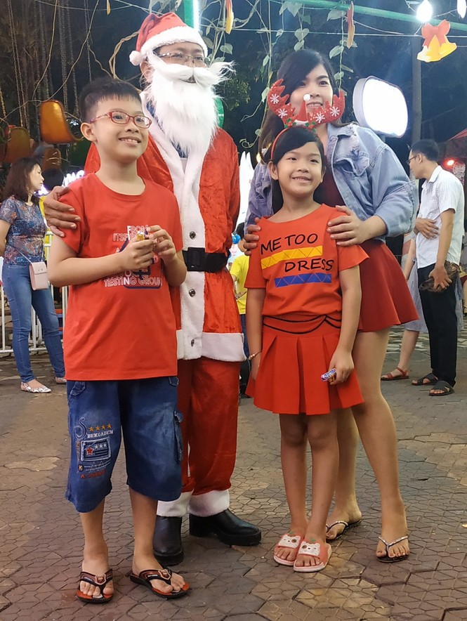 Bố mẹ đưa con đến check-in ở biệt thự lộng lẫy của Đàm Vĩnh Hưng đêm Noel - ảnh 8