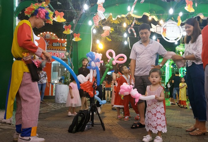 Bố mẹ đưa con đến check-in ở biệt thự lộng lẫy của Đàm Vĩnh Hưng đêm Noel - ảnh 9