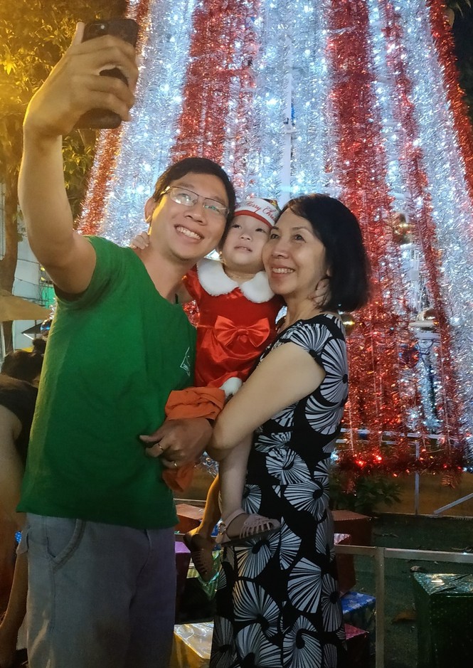 Bố mẹ đưa con đến check-in ở biệt thự lộng lẫy của Đàm Vĩnh Hưng đêm Noel - ảnh 11