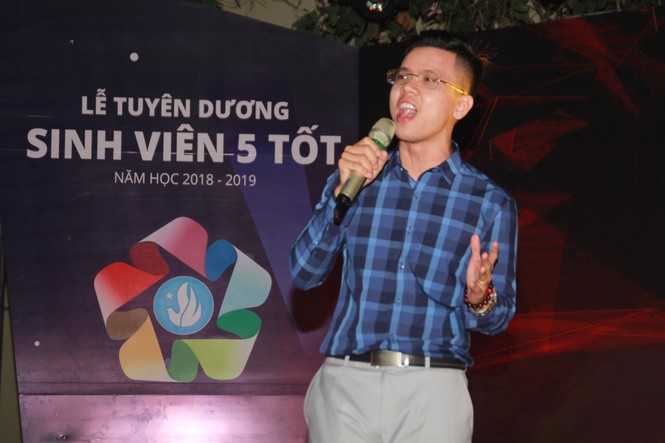 Thầy giáo hotboy 9x cover các hit bằng lời ca vui nhộn, bắt tai - ảnh 1