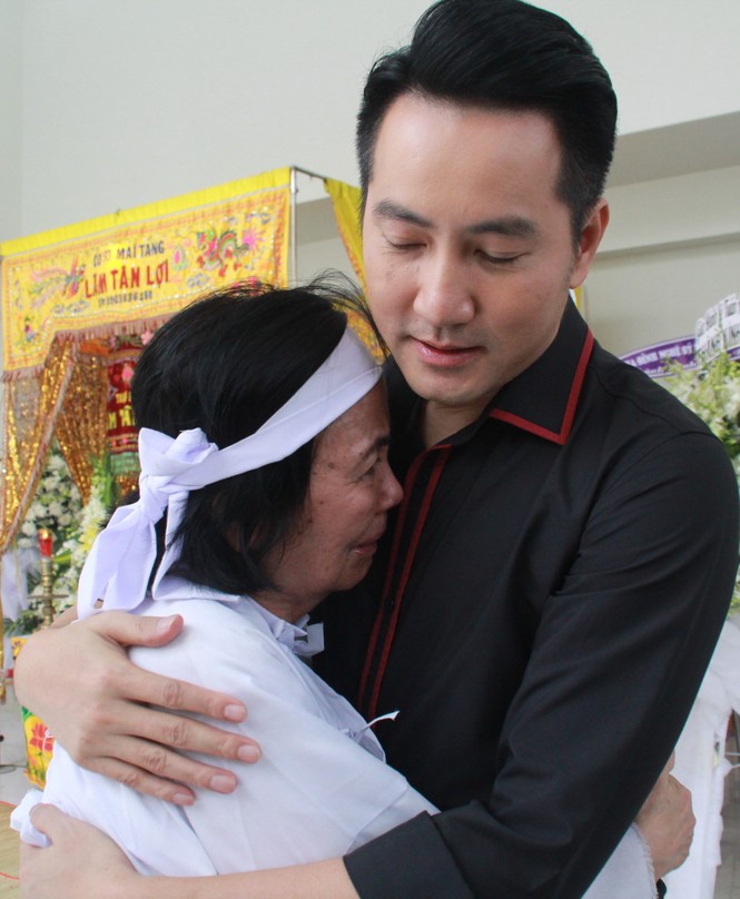 Hồng Tơ, Tấn Beo cùng nhiều đồng nghiệp, bạn hữu đến viếng cố NSƯT Chánh Tín - ảnh 7