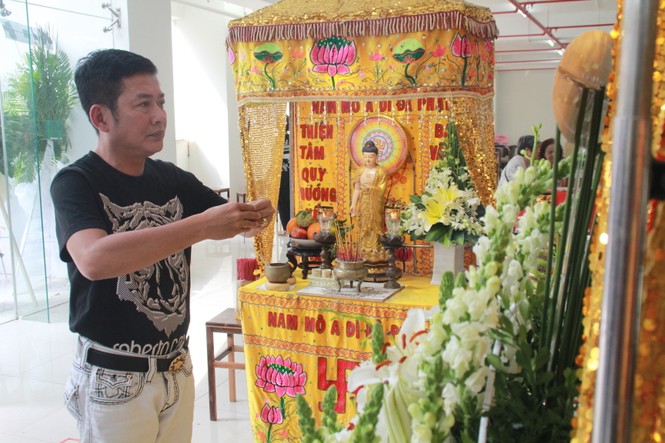 Hồng Tơ, Tấn Beo cùng nhiều đồng nghiệp, bạn hữu đến viếng cố NSƯT Chánh Tín - ảnh 1