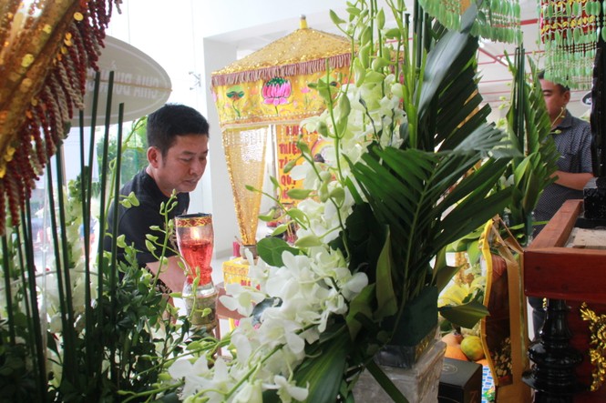 Hồng Tơ, Tấn Beo cùng nhiều đồng nghiệp, bạn hữu đến viếng cố NSƯT Chánh Tín - ảnh 2