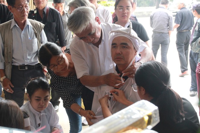 Gia đình con trai nhìn mặt Chánh Tín lần cuối trước giờ phút hoả táng - ảnh 6