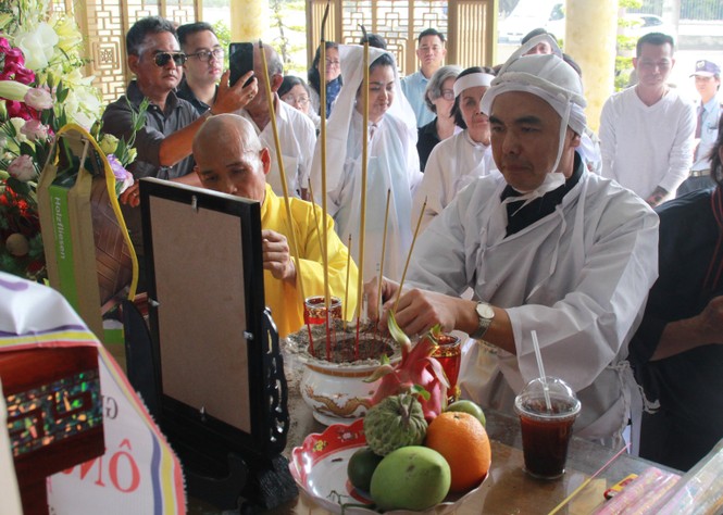 Gia đình con trai nhìn mặt Chánh Tín lần cuối trước giờ phút hoả táng - ảnh 8
