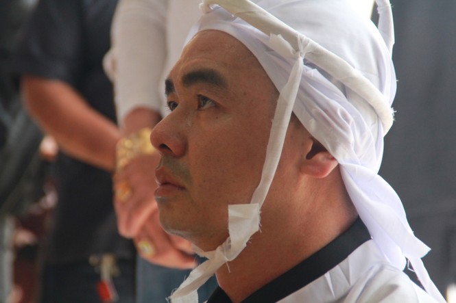 Gia đình con trai nhìn mặt Chánh Tín lần cuối trước giờ phút hoả táng - ảnh 7