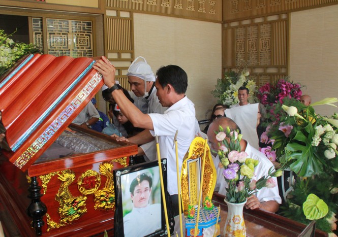 Gia đình con trai nhìn mặt Chánh Tín lần cuối trước giờ phút hoả táng - ảnh 11