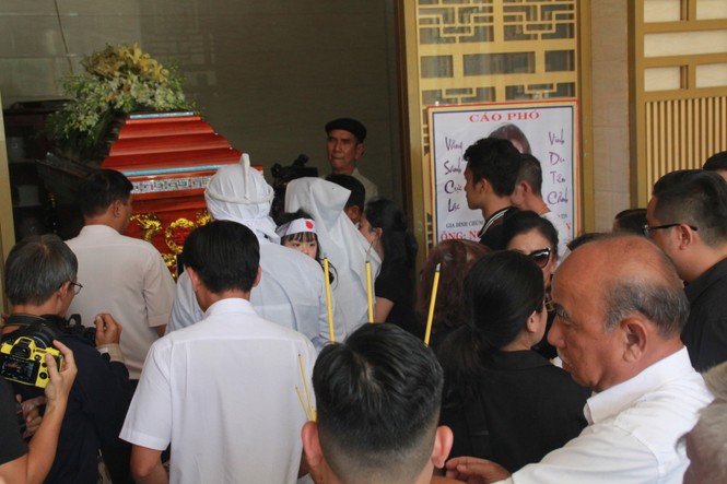 Gia đình con trai nhìn mặt Chánh Tín lần cuối trước giờ phút hoả táng - ảnh 16