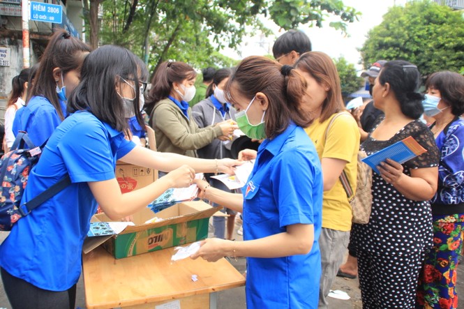 Thanh niên TPHCM tặng công cụ phòng dịch COVID-19 ở bến phà, phố Hàn - ảnh 1