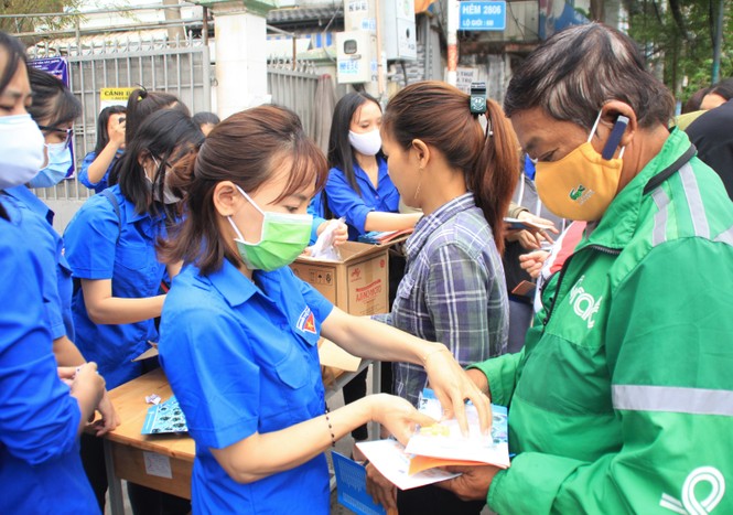 Thanh niên TPHCM tặng công cụ phòng dịch COVID-19 ở bến phà, phố Hàn - ảnh 2