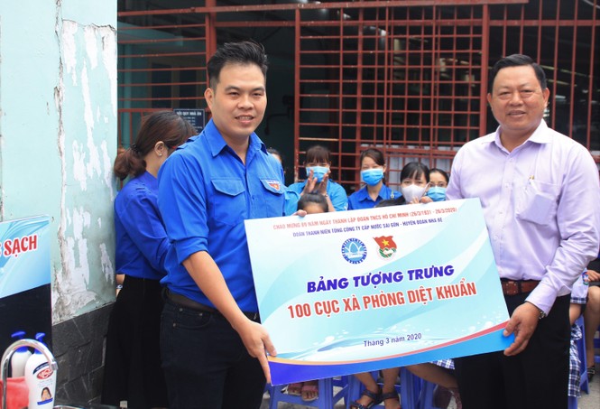 Thanh niên TPHCM tặng công cụ phòng dịch COVID-19 ở bến phà, phố Hàn - ảnh 3