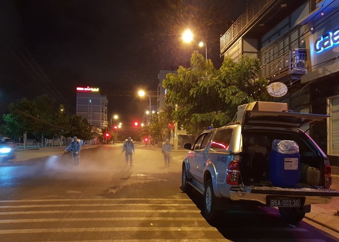 Cảm động 'những chiến binh khử khuẩn' ở Bình Thuận - ảnh 1