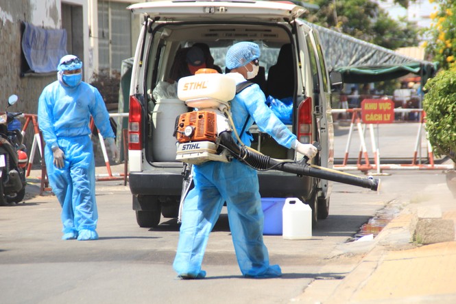 Cảm động 'những chiến binh khử khuẩn' ở Bình Thuận - ảnh 3