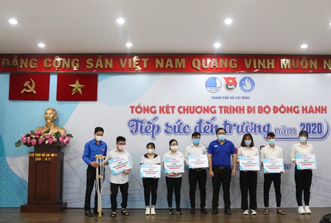 Gần 7 tỷ bước chân góp hơn 7 tỷ đồng trao học bổng 'Tiếp sức đến trường' - ảnh 1