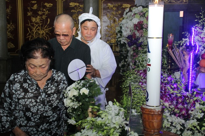 Việt Trinh an ủi, chia sẻ nỗi đau mất cha của Lý Hùng khi tới viếng NSND Lý Huỳnh - ảnh 13