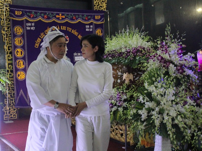 Việt Trinh an ủi, chia sẻ nỗi đau mất cha của Lý Hùng khi tới viếng NSND Lý Huỳnh - ảnh 5