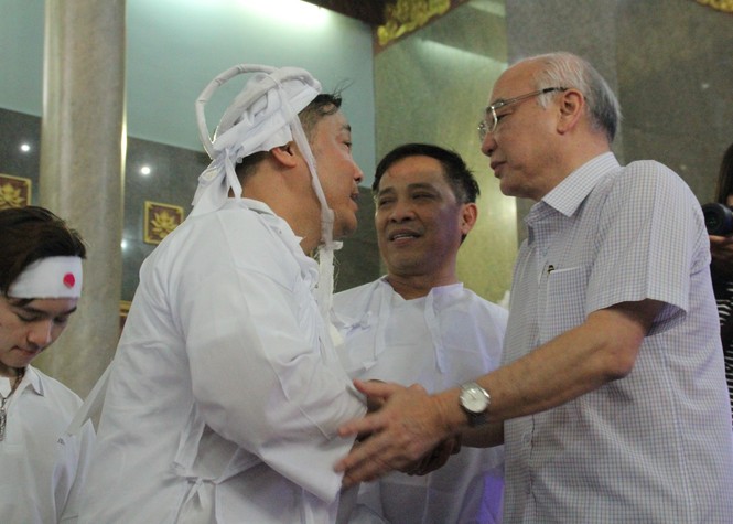 Việt Trinh an ủi, chia sẻ nỗi đau mất cha của Lý Hùng khi tới viếng NSND Lý Huỳnh - ảnh 1