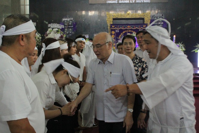 Việt Trinh an ủi, chia sẻ nỗi đau mất cha của Lý Hùng khi tới viếng NSND Lý Huỳnh - ảnh 2