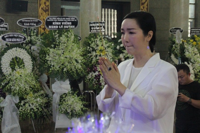 Việt Trinh an ủi, chia sẻ nỗi đau mất cha của Lý Hùng khi tới viếng NSND Lý Huỳnh - ảnh 8