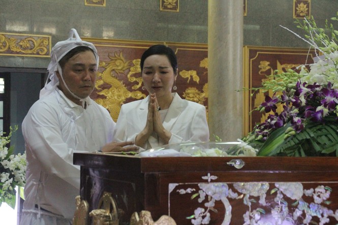 Việt Trinh an ủi, chia sẻ nỗi đau mất cha của Lý Hùng khi tới viếng NSND Lý Huỳnh - ảnh 9