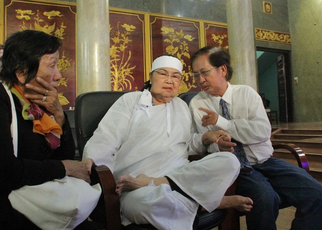 Việt Trinh an ủi, chia sẻ nỗi đau mất cha của Lý Hùng khi tới viếng NSND Lý Huỳnh - ảnh 11