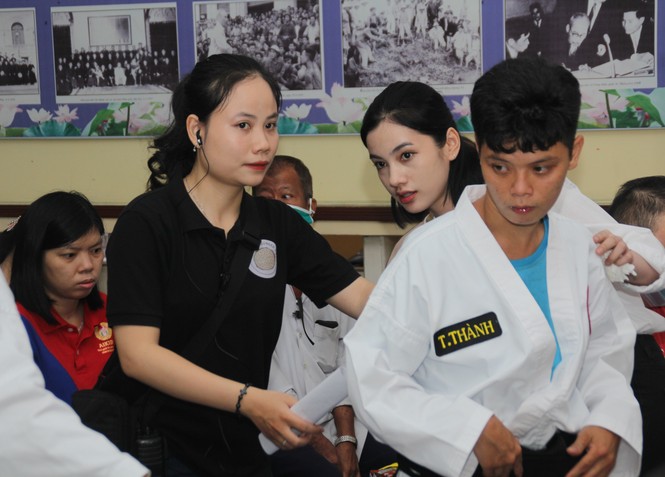 Thí sinh HHVN và các em học sinh rưng rưng tri ân thầy cô lớp học đặc biệt - ảnh 1