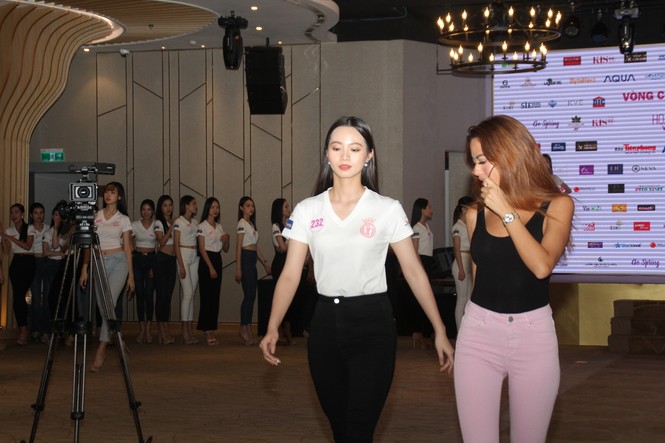 Top 35 thí sinh HHVN 2020 thả dáng sexy, thần thái cuốn hút trên sàn tập vũ đạo - ảnh 5