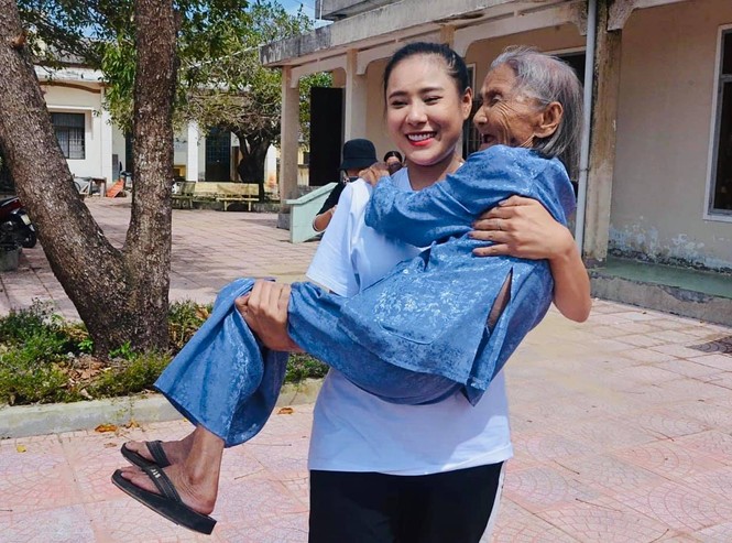 Diễn viên Hồ Bích Trâm hỗ trợ xây nhà, tặng quà bà con vùng bão lũ Quảng Ngãi - ảnh 10