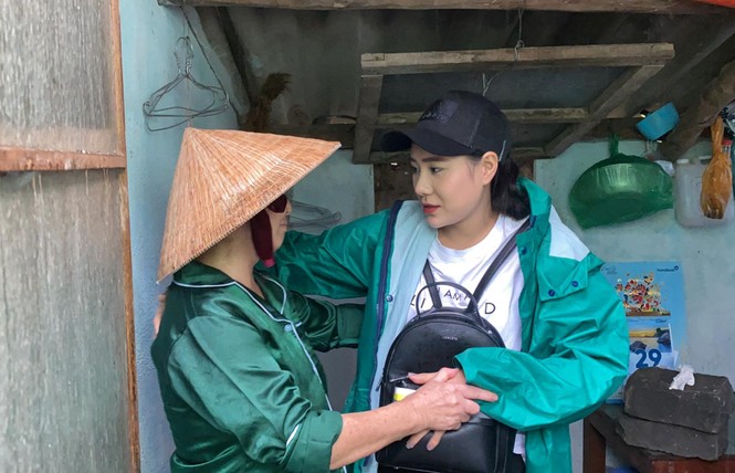 Diễn viên Hồ Bích Trâm hỗ trợ xây nhà, tặng quà bà con vùng bão lũ Quảng Ngãi - ảnh 1