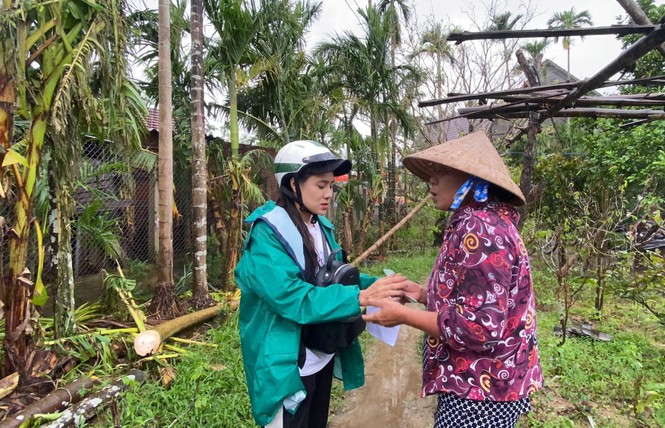 Diễn viên Hồ Bích Trâm hỗ trợ xây nhà, tặng quà bà con vùng bão lũ Quảng Ngãi - ảnh 7