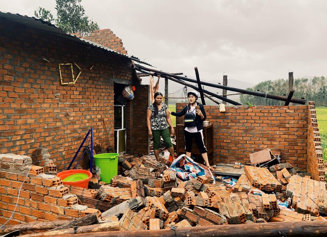 Diễn viên Hồ Bích Trâm hỗ trợ xây nhà, tặng quà bà con vùng bão lũ Quảng Ngãi - ảnh 2