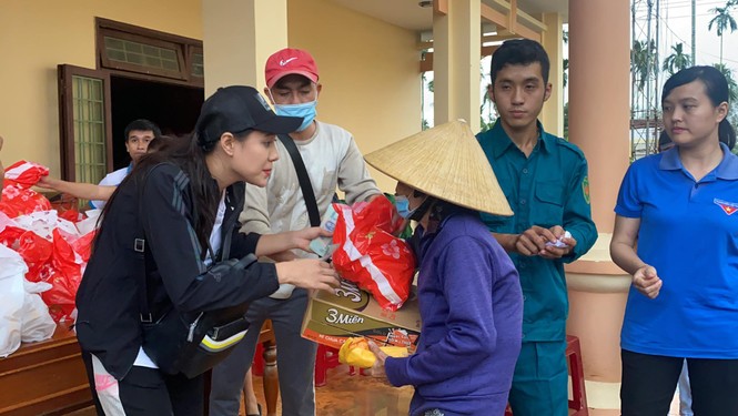 Diễn viên Hồ Bích Trâm hỗ trợ xây nhà, tặng quà bà con vùng bão lũ Quảng Ngãi - ảnh 8