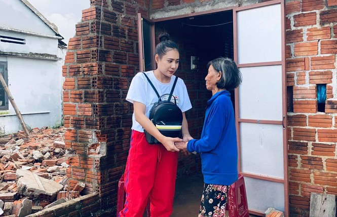 Diễn viên Hồ Bích Trâm hỗ trợ xây nhà, tặng quà bà con vùng bão lũ Quảng Ngãi - ảnh 3