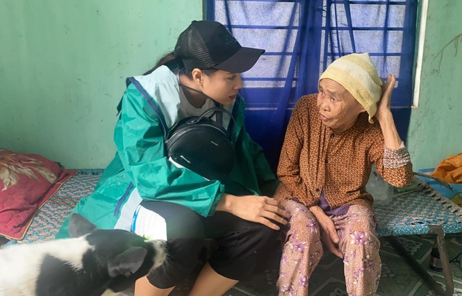Diễn viên Hồ Bích Trâm hỗ trợ xây nhà, tặng quà bà con vùng bão lũ Quảng Ngãi - ảnh 6