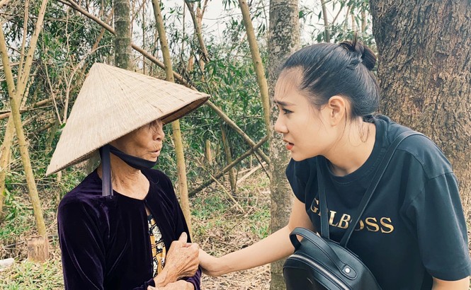 Diễn viên Hồ Bích Trâm hỗ trợ xây nhà, tặng quà bà con vùng bão lũ Quảng Ngãi - ảnh 9
